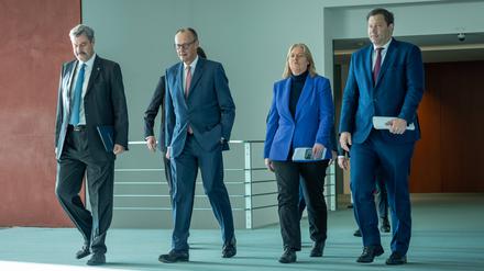 Markus Söder, Ministerpräsident von Bayern und Vorsitzender der CSU, Friedrich Merz, Bundeskanzler und Bundesvorsitzender der CDU, Bärbel Bas, Bundesministerin für Arbeit und Soziales und Bundesvorsitzende der SPD, und Lars Klingbeil, Bundesminister der Finanzen und Bundesvorsitzender der SPD (v. l. n. r.) nach dem Koalitionsausschuss.