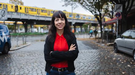 Elif Eralp, Spitzenkandidatin der Linken für die Abgeordnetenhauswahl 2026, fotografiert vor ihrem Wahlkreisbüro in der Zeughofstraße