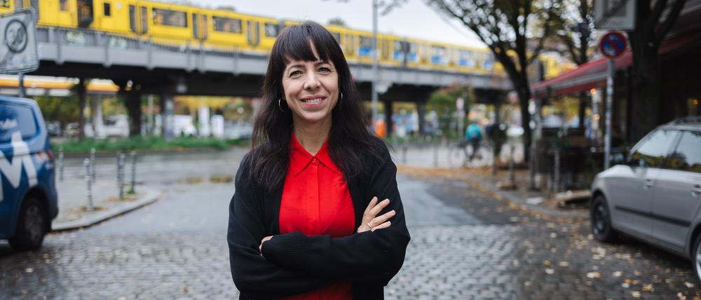 Elif Eralp, Spitzenkandidatin der Linken für die Abgeordnetenhauswahl 2026, fotografiert vor ihrem Wahlkreisbüro in der Zeughofstraße