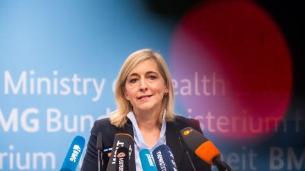 Mission erfüllt: Das nun beschlossene Sparpaket werde Beitragssteigerungen verhindern, glaubt Gesundheitsministerin Warken. 