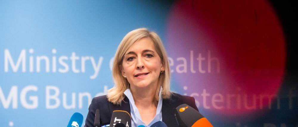Mission erfüllt: Das nun beschlossene Sparpaket werde Beitragssteigerungen verhindern, glaubt Gesundheitsministerin Warken. 
