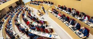 Abgeordnete des bayerischen Landtags nehmen im Plenarsaal des Maximilianeum an einer Sitzung teil. 