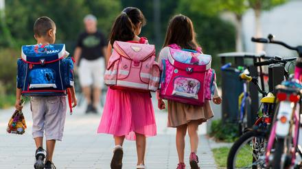 Kleine Kinder auf dem Schulweg (Archivbild)