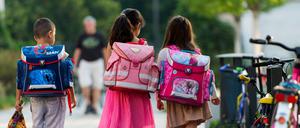 Kleine Kinder auf dem Schulweg (Archivbild)