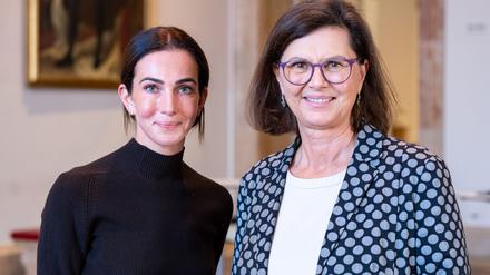 Landtagspräsidentin Ilse Aigner (r) zeigt sich begeistert von ihrer Praktikantin Lisa Müller.