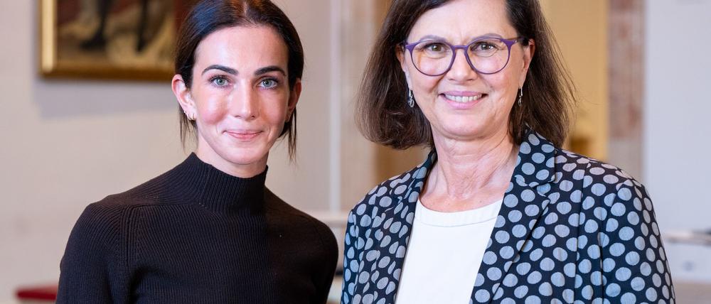 Landtagspräsidentin Ilse Aigner (r) zeigt sich begeistert von ihrer Praktikantin Lisa Müller.