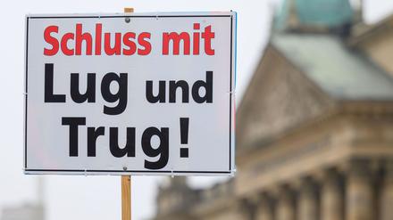 „Schluss mit Lug und Trug“ steht auf dem Plakat eines Teilnehmers einer Kundgebung vor dem Bundesverwaltungsgericht.