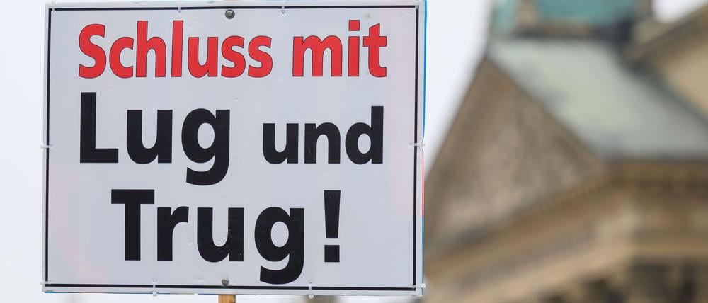 „Schluss mit Lug und Trug“ steht auf dem Plakat eines Teilnehmers einer Kundgebung vor dem Bundesverwaltungsgericht.