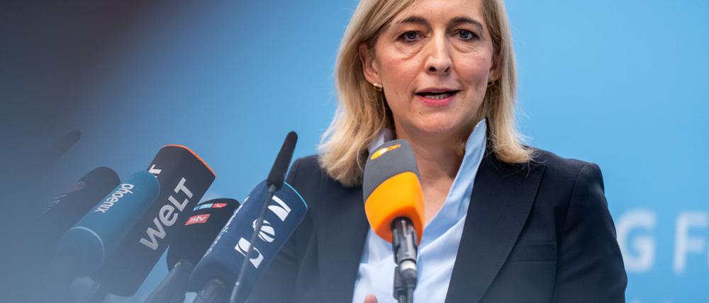 Nach Plänen von Ministerin Warken sollen die Beiträge stabil bleiben können.