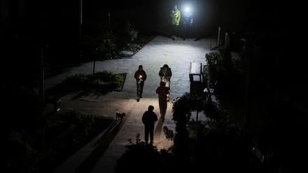 Menschen in Kiew mit Taschenlampen nach einem massiven Stromausfall.
