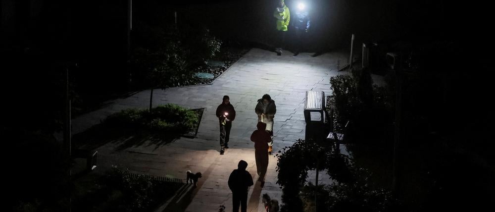 Menschen in Kiew mit Taschenlampen nach einem massiven Stromausfall.