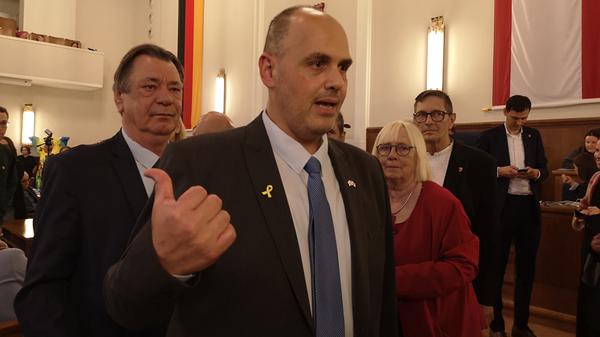 Im Sitzungssaal der Neuköllner Bezirksverordnetenversammlung: der Bürgermeister von Bat Yam, Tzvika Brot.