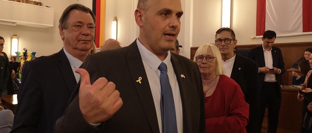 Im Sitzungssaal der Neuköllner Bezirksverordnetenversammlung: der Bürgermeister von Bat Yam, Tzvika Brot.