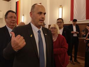 Im Sitzungssaal der Neuköllner Bezirksverordnetenversammlung: der Bürgermeister von Bat Yam, Tzvika Brot.