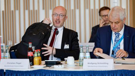 Christian Pegel (l, SPD), Minister für Inneres, Bau und Digitalisierung des Landes Mecklenburg-Vorpommern, und Wolfgang Schmülling (r), Staatssekretär im Ministerium für Inneres, Bau und Digitalisierung des Landes Mecklenburg-Vorpommern, sitzen bei einer Konferenz auf ihren Plätzen.
