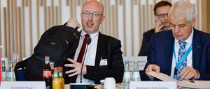 Christian Pegel (l, SPD), Minister für Inneres, Bau und Digitalisierung des Landes Mecklenburg-Vorpommern, und Wolfgang Schmülling (r), Staatssekretär im Ministerium für Inneres, Bau und Digitalisierung des Landes Mecklenburg-Vorpommern, sitzen bei einer Konferenz auf ihren Plätzen.