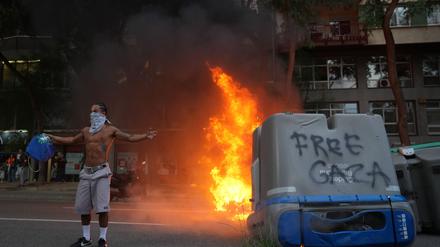 In Barcelona ist eine Demonstration gegen Israels Militäreinsatz im Gazastreifen in Gewalt umgeschlagen.