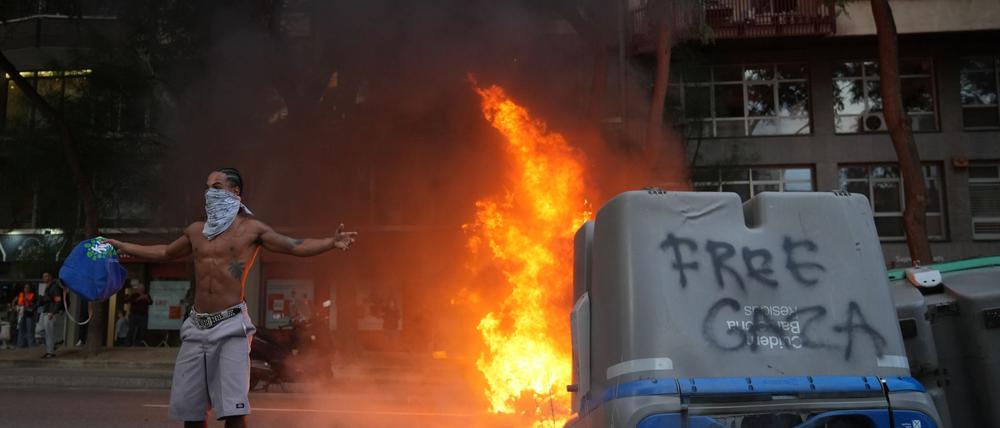In Barcelona ist eine Demonstration gegen Israels Militäreinsatz im Gazastreifen in Gewalt umgeschlagen.