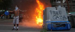 In Barcelona ist eine Demonstration gegen Israels Militäreinsatz im Gazastreifen in Gewalt umgeschlagen.
