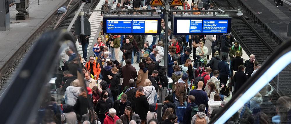 Jeden Tag fahren hunderte Züge am Hamburger Hauptbahnhof.