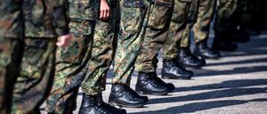 Antreten, Märsche, Schießübungen – sollten in den nächsten Jahren nicht genügend Freiwillige bei der Bundeswehr zusammenkommen, könnte auch die Wehrpflicht wiederbelebt werden (Symbolbild).