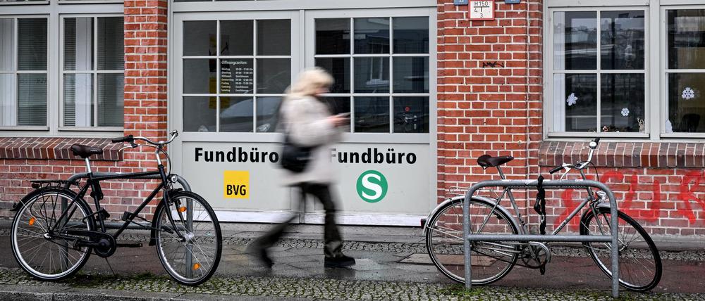 Das Fundbüro der BVG befindet sich unweit des Bahnhofs Warschauer Straße. (Archivbild)