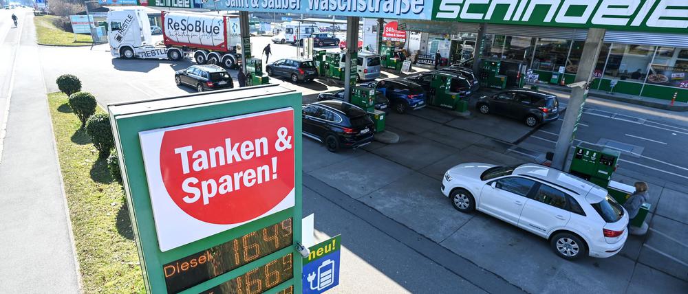 In Österreich tankt es sich in der Regel günstiger - das liegt aber nicht daran, dass die Preise nur einmal pro Tag angehoben werden dürfen. (Symbolbild)