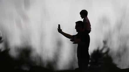 Ob Kinderfotos ins Internet gehören, ist eine vieldiskutierte Frage. (Archivfoto)