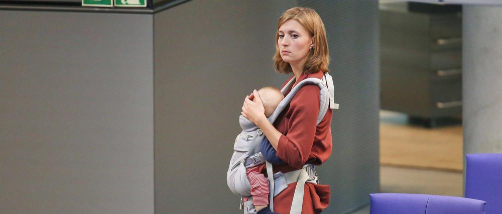 Hanna Steinmüller, Grüne, mit Baby im Bundestag.