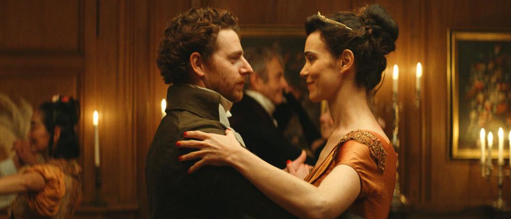 Pablo Pauly (l) als Félix und Camille Rutherford als Agathe in einer Szene des Films „Jane Austen und das Chaos in meinem Leben“