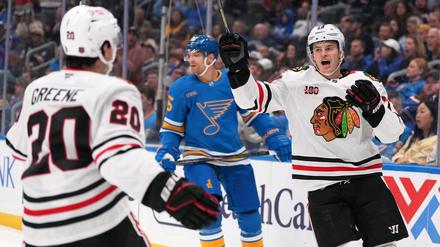 Lukas Reichel (r) erzielte erstmals zwei Tore in einem NHL-Spiel.