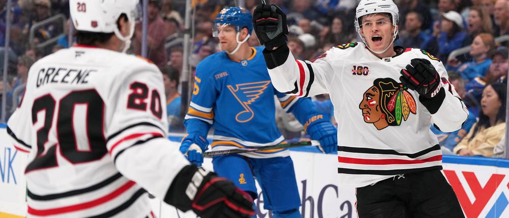 Lukas Reichel (r) erzielte erstmals zwei Tore in einem NHL-Spiel.