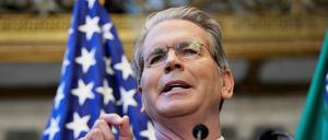 US-Finanzminister Scott Bessent spricht während einer Pressekonferenz mit dem US-Handelsbeauftragten Jamieson Greer am Rande der Jahresversammlung des IWF und der Weltbank in Washington.