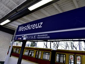 Aufgrund des schweren Unfalls war auch der Bahnverkehr am Morgen beeinträchtigt. (Symbolbild)