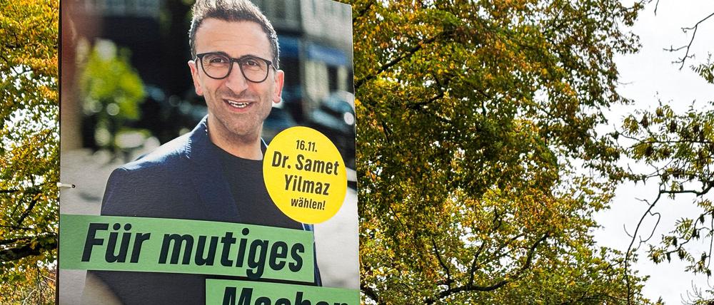 Ein Wahlplakat des Grünen-Bürgermeister-Kandidaten Samet Yilmaz hängt an einem Laternenmast in Kiel.