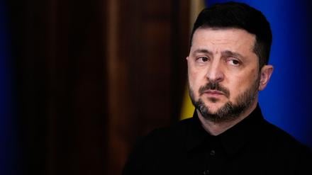 13.10.2025, Ukraine, Kiew: Der ukrainische Präsident Wolodymyr Selenskyj hört zu, als die EU-Außenbeauftragten Kallas  auf einer Pressekonferenz spricht.