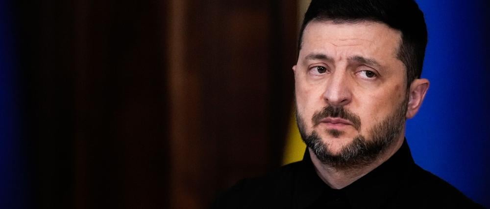 13.10.2025, Ukraine, Kiew: Der ukrainische Präsident Wolodymyr Selenskyj hört zu, als die EU-Außenbeauftragten Kallas auf einer Pressekonferenz spricht.