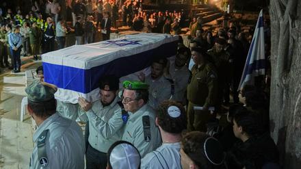 Israelische Soldaten tragen den Sarg der von der Hamas zurückgegebenen toten Geisel Daniel Peretz während seiner Beerdigung auf dem Militärfriedhof Mt. Herzl.