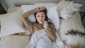 Wer krank ist, sollte auf seinen Körper hören und im Bett bleiben.