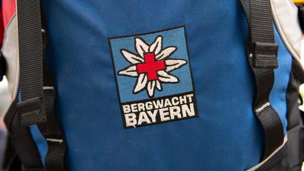 Das Logo der Bergwacht ist an einem Rucksack zu sehen. 