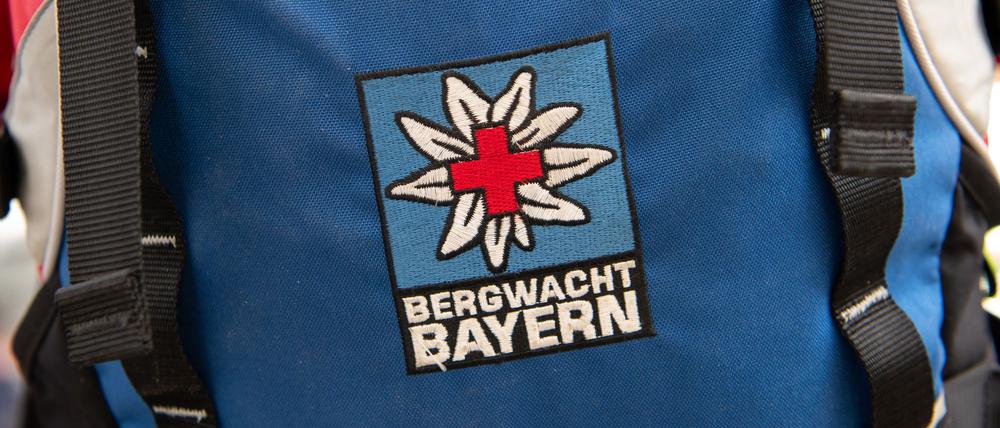 Das Logo der Bergwacht ist an einem Rucksack zu sehen.