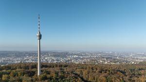Blick auf den Talkessel von Stuttgart. Im Vordergrund der Stuttgarter Fernsehturm, der erste Stahlbeton-Fernsehturm der Welt.