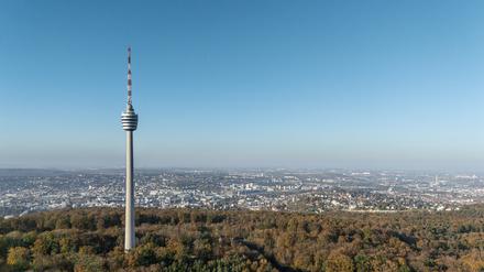 Blick auf den Talkessel von Stuttgart. Im Vordergrund der Stuttgarter Fernsehturm, der erste Stahlbeton-Fernsehturm der Welt.