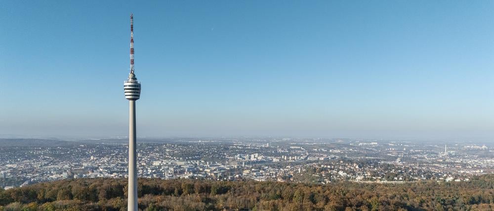 Blick auf den Talkessel von Stuttgart. Im Vordergrund der Stuttgarter Fernsehturm, der erste Stahlbeton-Fernsehturm der Welt.