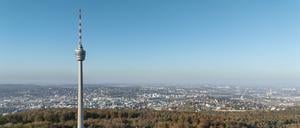 Blick auf den Talkessel von Stuttgart. Im Vordergrund der Stuttgarter Fernsehturm, der erste Stahlbeton-Fernsehturm der Welt.