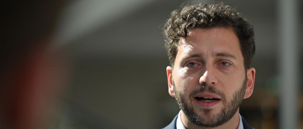 Grünen-Chef Felix Banaszak übte heftige Kritik. (Archivfoto)