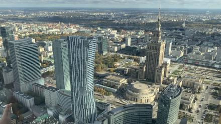 Der Blick von einer Aufsichtsplattform des „Varso Towers“ in Warschaus Zentrum gewährt einen Blick auf den 1955 fertiggestellten „Kulturpalast“ und Hochhäuser, die erst in den vergangenen zehn bis 15 Jahren errichtet worden sind.