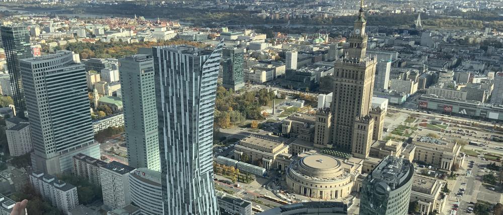Der Blick von einer Aufsichtsplattform des „Varso Towers“ in Warschaus Zentrum gewährt einen Blick auf den 1955 fertiggestellten „Kulturpalast“ und Hochhäuser, die erst in den vergangenen zehn bis 15 Jahren errichtet worden sind.