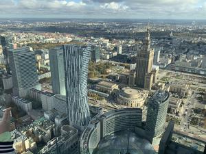 Der Blick von einer Aufsichtsplattform des „Varso Towers“ in Warschaus Zentrum gewährt einen Blick auf den 1955 fertiggestellten „Kulturpalast“ und Hochhäuser, die erst in den vergangenen zehn bis 15 Jahren errichtet worden sind. 