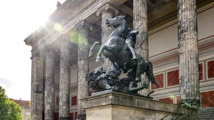 Ein Reiterstandbild vor dem Alten Museum in Berlin.
